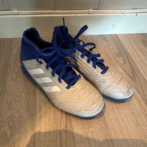 Adidas fotballsko str 32