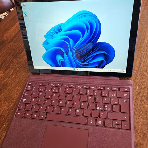 Microsoft Surface Pro 7 - i5 1035G4 / 256GB SSD / 8 GB RAM / 12.3" 2736x1824