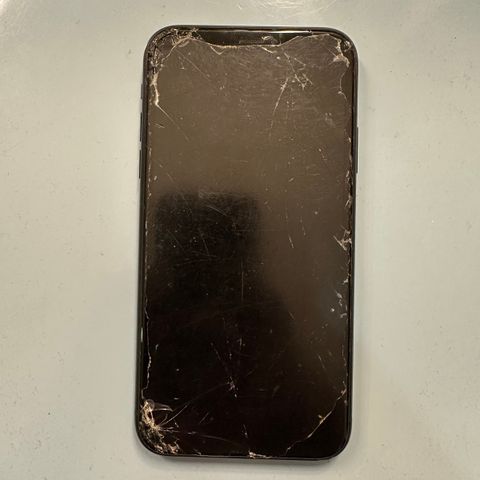 Knust men fult brukbar iPhone XR. 64GB. Åpen for bud