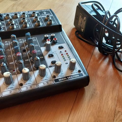 Behringer Xenyx 802 mixer