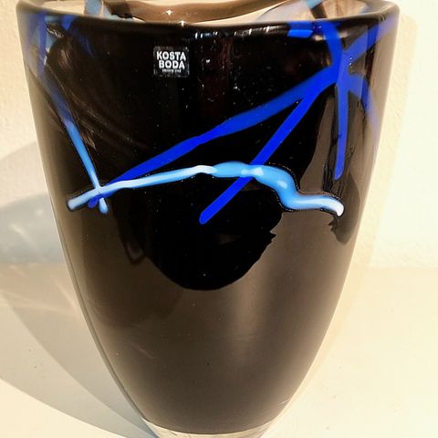 Kosta Boda "Contrast" vase i svart. Formgitt av Anna Ehrner i 2004