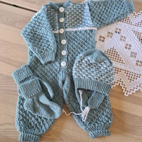 Babydress med lue og sokker