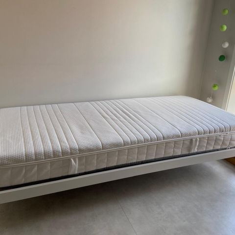 Ikea seng med madrass (Vevelstad og Ånneland) 90x200