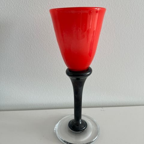 Kunstglass rød svart