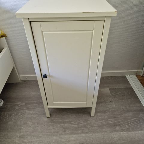 Hemnes nattbord/skap gis bort