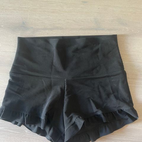 Hotpants shorts med ruffles