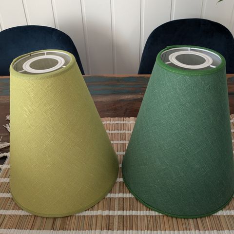 To grønne lampeskjermer