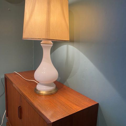 Nydelig vintage bordlampe fra Høvik verk i hvitt glass
