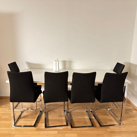 Hvit spisebord selges - følger med seks spisestoler
