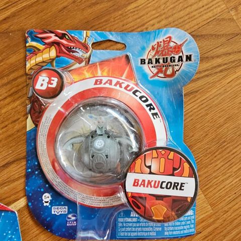 Diverse nye bakugan figurer med kort