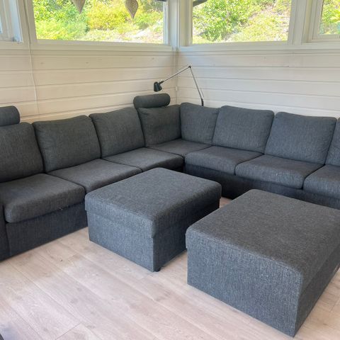 Stor hjørnesofa med to puffer