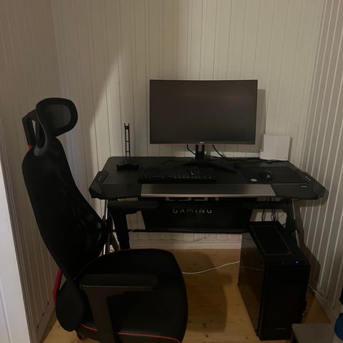 Gaming pc with accesories table and chair