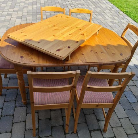 Spisestuebord med 6 stoler og uttrekkslem