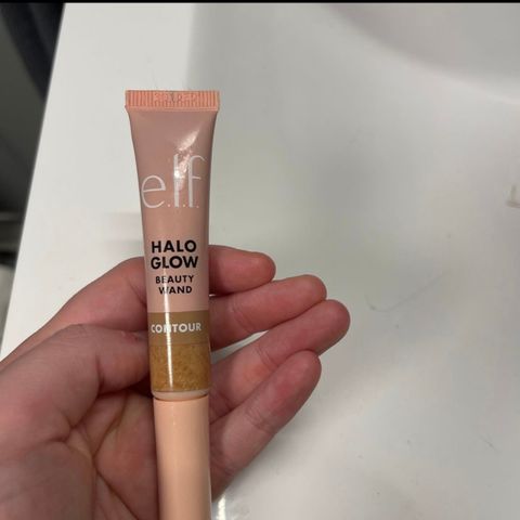 Elf Halo Glow Beauty Wand Contour