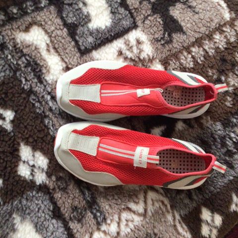 Røde Bade-sko, 38, brukt en gang. Kr. 50,- Hentes i Drammen. Tlf. 90082080.