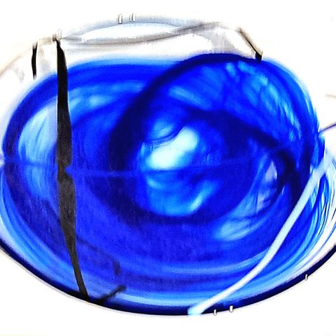 Kosta Boda "Contrast" fat i blått. Formgitt av Anna Ehrner i 2004