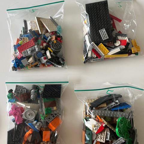 Pakke 5 med Lego byggeklosser. Fra ulike sett.