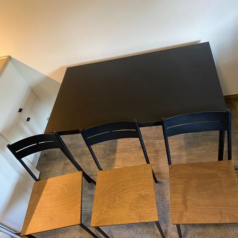 SANDSBERG Spisebord med tre stoler