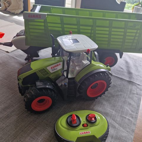 Stor Claas traktor m/henger og fjernkontroll