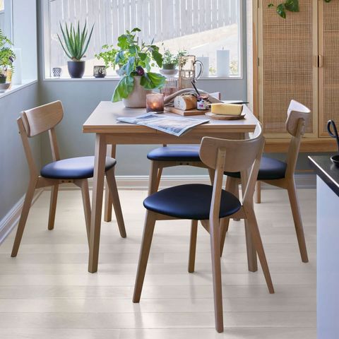 Uttrekkbart køkkenbord med 4 stoler
