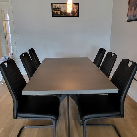 Spisebord med 6 stoler (tilgj. etter 8 aug.)