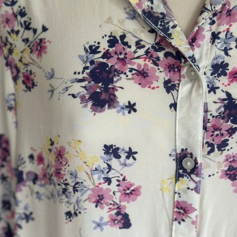 Klassisk bluse med delikat blomstermotiv