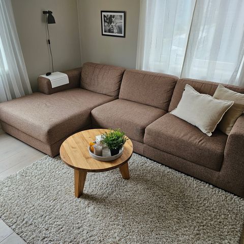 Sofa med sjeselong og puff