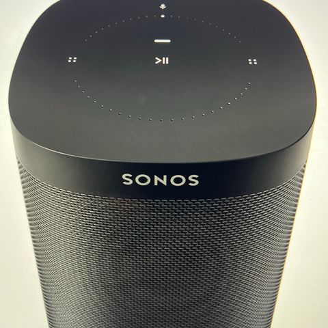 Selger Sonos One x2 og Sonos Roam med trådløs lader.