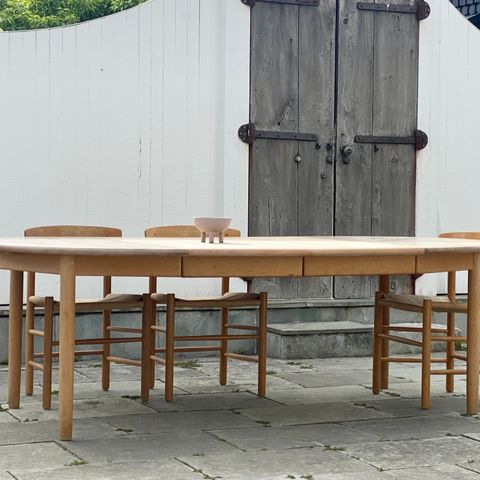 Vakkert dansk stort spisebord i massiv såpet eik m tilleggsplater