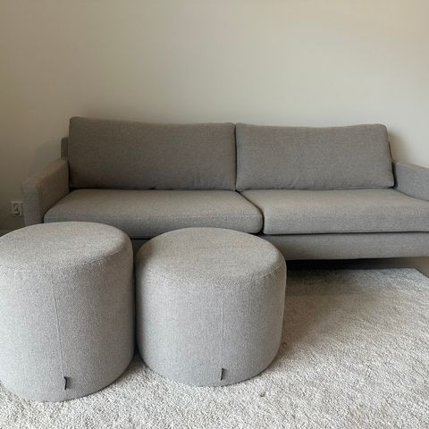 Sofacompany 3-seter sofa i farge Astha Agnes Brown med 2 puffer