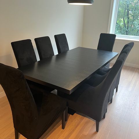 Spisebord med åtte stoler
