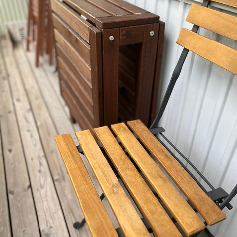 Selger balkongmøbler (bord og to stoler)