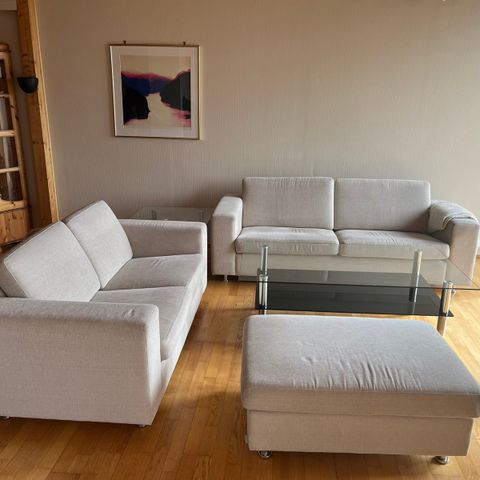 Pen sofagruppe fra 2010, kjøpt på Bohus. Selges grunnet flytting. NY PRIS!