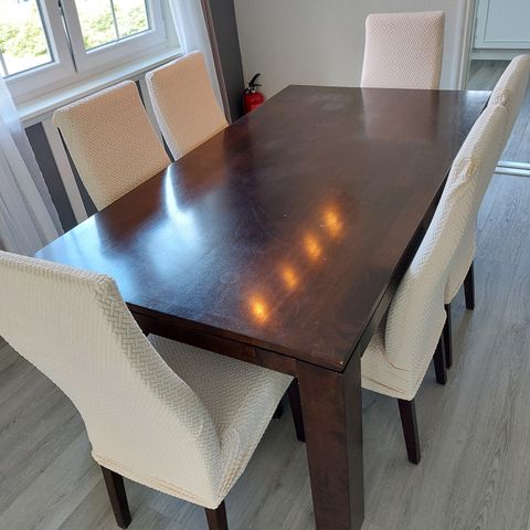 Spisebord med 6 stoler