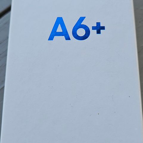 Samsung Galaxy A6+ med 3 deksler og lader
