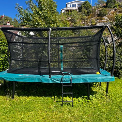 Stor rektangulær trampoline til salgs.