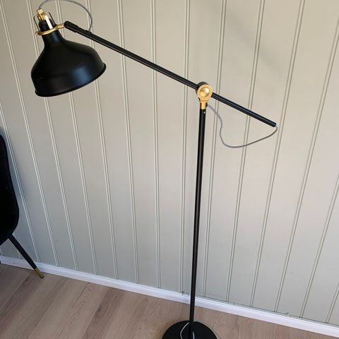 Stålampe sort