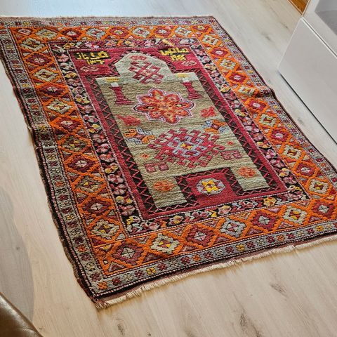 RESERVERT - Håndknyttet teppe med uvanlige farger, 116 x 140 cm