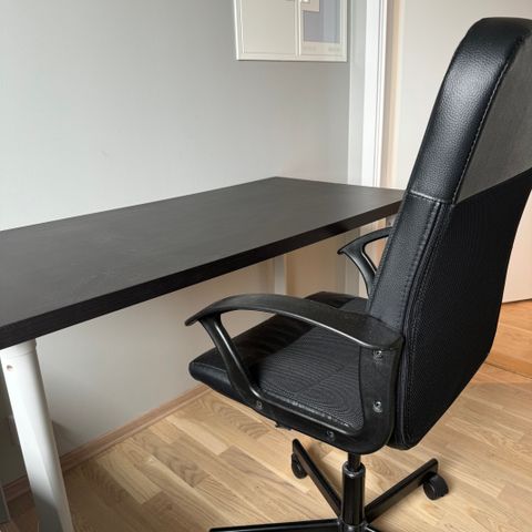 Enkelt skrivebord og stol