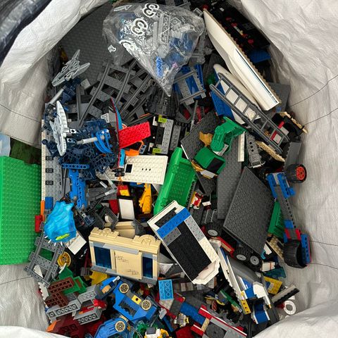 13kg Lego inkl. en del togskinner