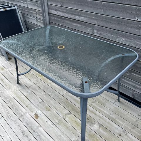 Glassbord med aluminiumsramme og bein