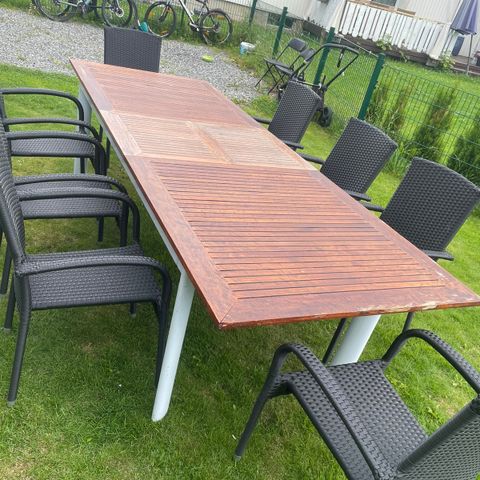 Fintbrukt , hagegruppe , teak.       Med 8 stoler . Bord Lengde er 220. Og 280