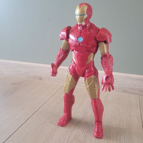 Iron Man figur 24 cm høy