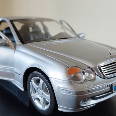 Mercedes-Benz C320 Elegance Sedan (W203).   Skala  1/18.
  Ny fantastisk metall