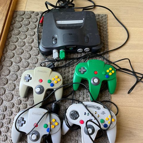 Nintendo 64 med 4 kontroller selges