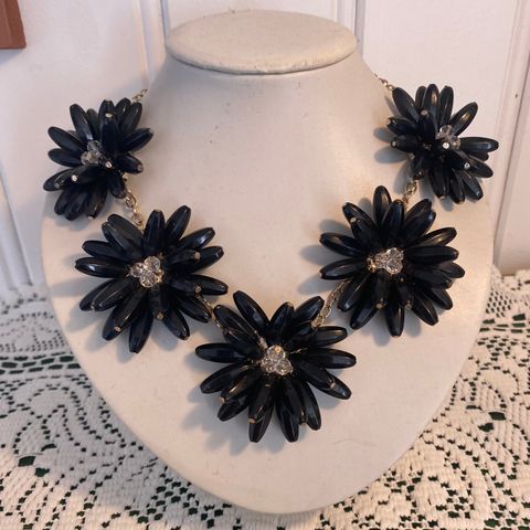 Store svarte blomster - vakkert halssmykke - statement
