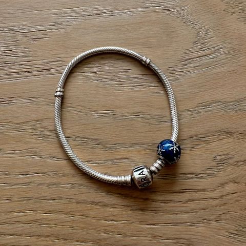 Pandora armbånd og charm