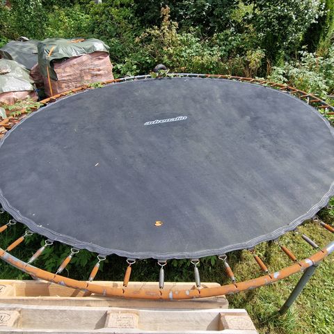 Godt brukt trampoline uten sikkerhetsnett