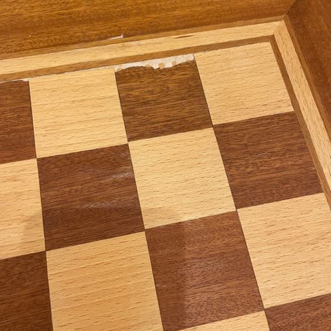 Lekkert sjakkbord med skuff
