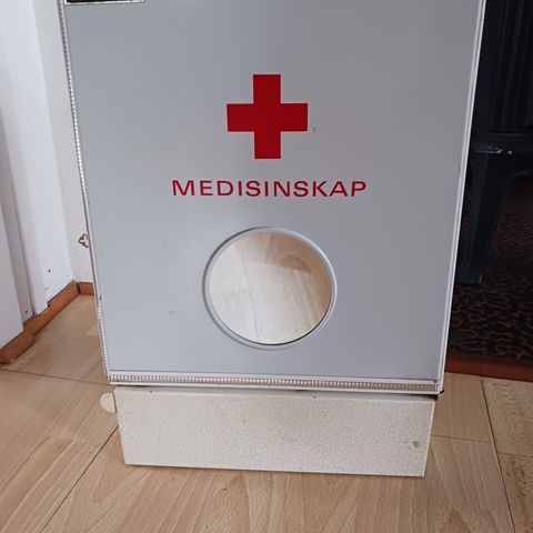 Medisinskap med nøkkel, vintage